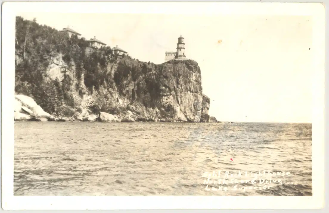 33101. (photo) Split Rock Lighthouse, Lake Superior